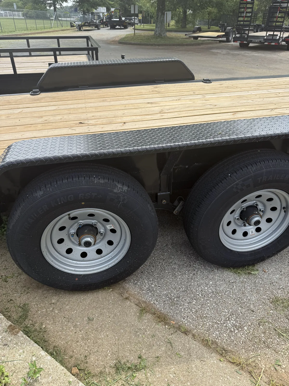 Close-up of a Gatormade tandem axle setup with diamond plate fender